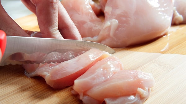 5. Мыть курицу перед ее приготовлением бесполезно.