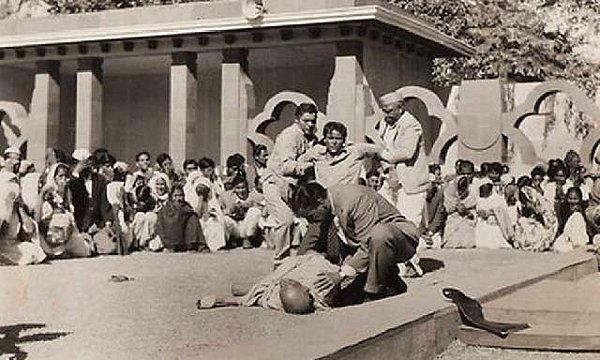 1948: Hindistan lideri Mahatma Gandhi, Yeni Delhi'de öldürüldü.