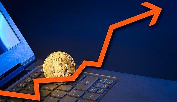 Öteki yandan, tüm düzenlemeler ve kısıtlamalarla fiyatı düşse de 2018 yılında Bitcoin'in popülerliğinin arttığı gerçeği var. Geçtiğimiz yıl 3.2 trilyon dolarlık işlem hacmine ulaştı.
