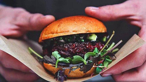 Hatta hali hazırda başlayan böcek besinleri üzerine girişimler bile var. İsveç köftesi ile meşhur İkea'nın 'Böcek Burger'ini denemek ister miydiniz?