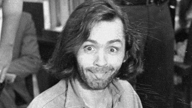 Müthiş oyuncu kadrosuyla dikkat çeken film, 1960'lardaki Charles Manson'ın cinayetlerini konu alıyor.