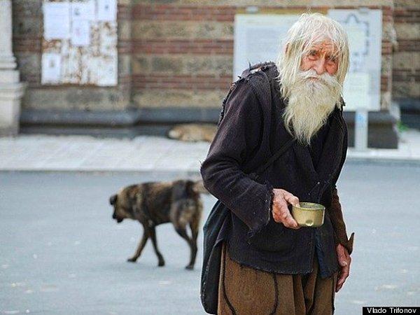 9. Bulgaristan'da Dobri Dobrev isimli bir adam, faturalarını ödeyemeyen yetimhaneler için para dilenmek üzere her gün 25 kilometre yürüyor. Yakın zamanda da 100 yaşına girdi.