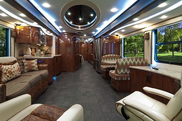 4. 2015 Foretravel IH-45 Luxury Motor Coach