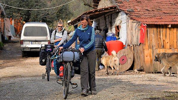 Çiftliğe dünyanın birçok yerinden ziyaretçi geliyor. Macaristan'dan bisikletleri ile gelen bu çift de onların arasında...