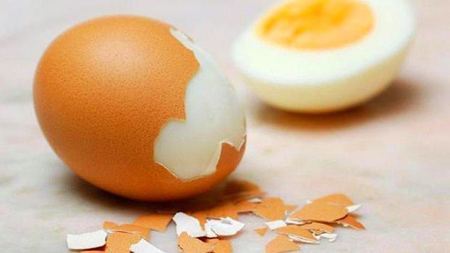4. Haşlanmış yumurtayı hangisini yaparak daha kolay soyabilirsiniz?