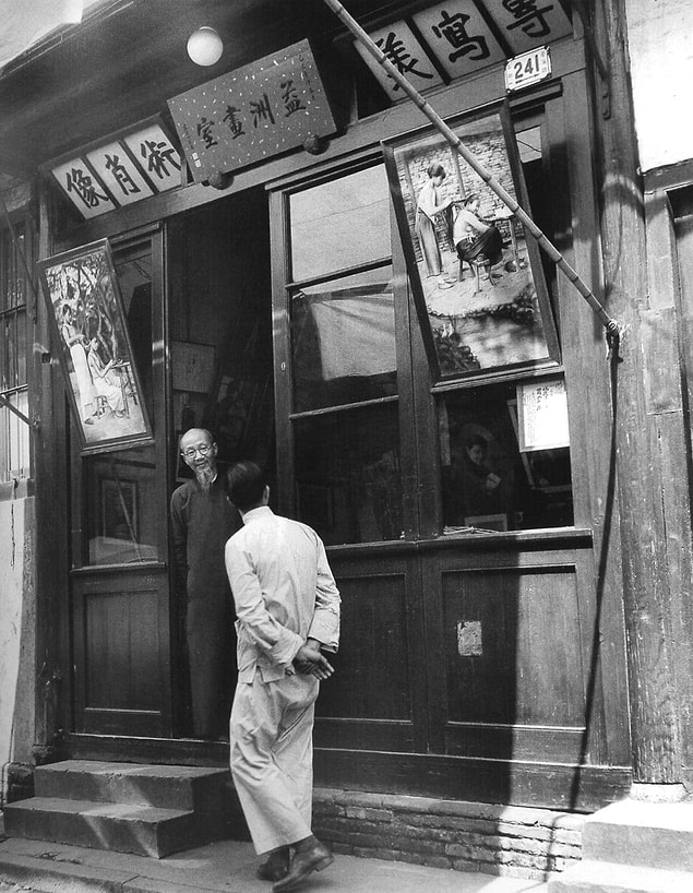 Ancak fotoğrafın, Çin’deki bir dükkana asılı Atatürk posterlerini gösterdiği doğru değil. Fotoğraf eğlence amaçlı montaj yapılabilen PhotoFaceFun isimli çevrimiçi bir sitenin yardımıyla oluşturulmuş.