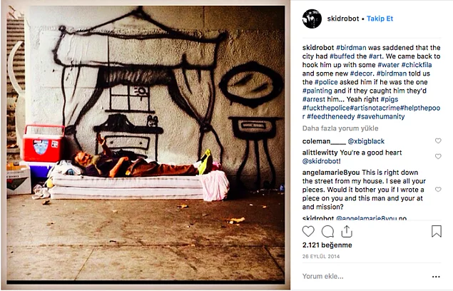 Ancak fotoğrafın, İstanbul Mecidiyeköy’de köprü altında yatan bir kişiyi ve onun “evini” gösterdiği iddiası doğru değil. Fotoğraf ABD’nin Los Angeles şehrinde yaşayan “Birdman” isimli evsiz bir kişiyi gösteriyor.