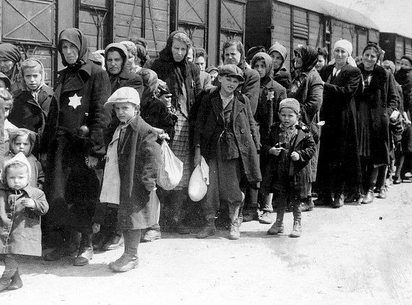 Macaristan'lı Yahudileri Auschwitz'e getiren tehcir treninin gelişi, 1942 sıraları.