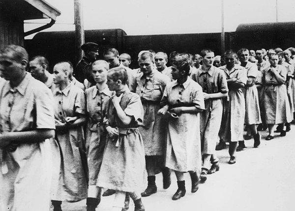 Çalışmaya uygun görülen bir grup kadın, Mayıs 1944.