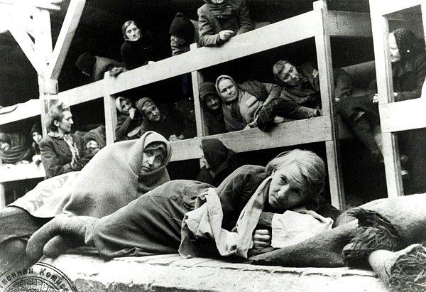 Auschwitz barakalarındaki kadınlar, Ocak 1945.
