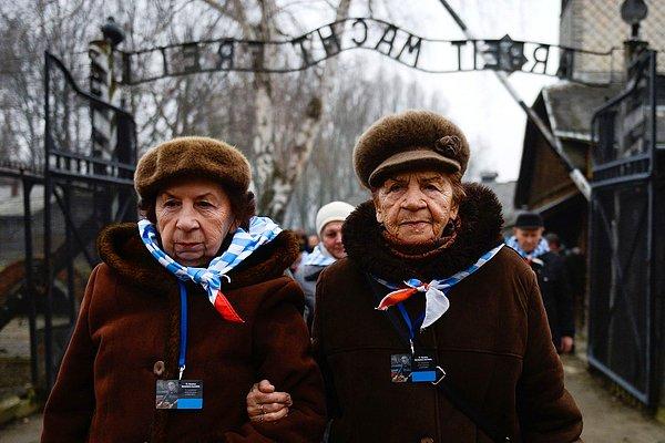 27 Ocak 2018'de Holokost'tan kurtulanlar Auschwitz'i ziyaret ediyor.