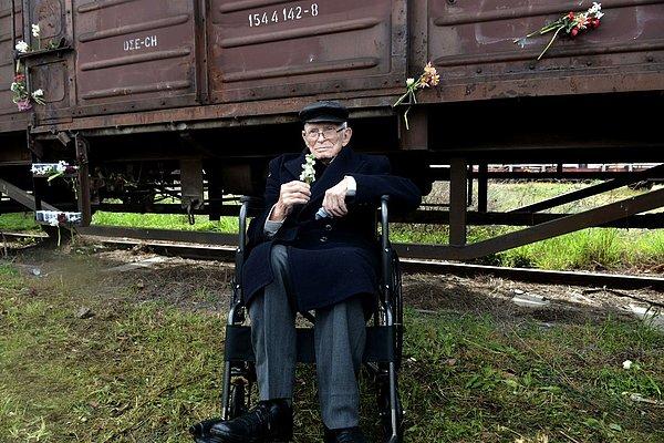 Holokost'tan kurtulan Moshe Aelion, 18 Mart 2018'de buradan Auschwitz'e gitmek üzere kalkan ilk trenin anıldığı bir tören için Thessaloniki, Yunanistan'daki eski tren istasyonunda.