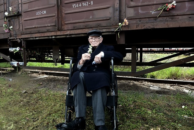 Holokost'tan kurtulan Moshe Aelion, 18 Mart 2018'de buradan Auschwitz'e gitmek üzere kalkan ilk trenin anıldığı bir tören için Thessaloniki, Yunanistan'daki eski tren istasyonunda.