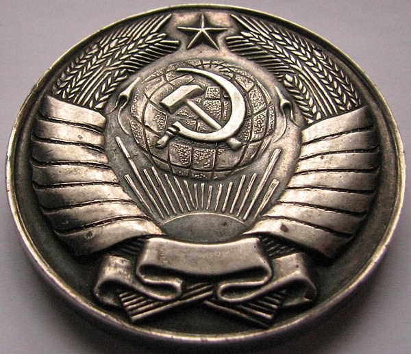 2. Какая фраза на языках союзных республик была написана на гербе СССР?