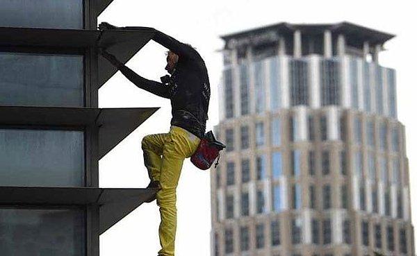 56 yaşındaki adam, hiçbir güvenlik önlemi almadan devasa binaya tırmandı.