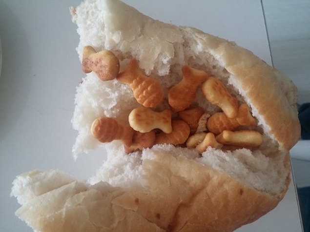 Ekmek arası balık kraker.
