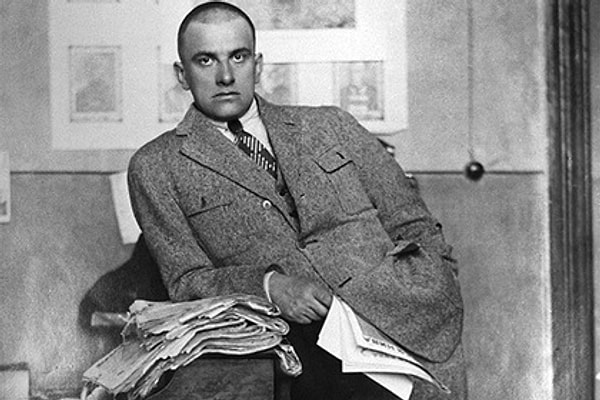 5. Улица провалилась, как нос сифилитика...