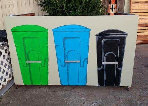 4. "Komşularımız çöp kutularımız bir bariyerin arkasında değil diye belediyeye isimsiz şikayette bulunmuşlar. Artık çöp kutularımız bariyerlerin arkasında."