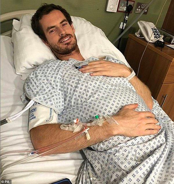 Pazartesi Londra'da kalça yüzeyi değiştirme ameliyatı olan tenisçi, kolunda serumuyla ve gayet masum 'hastane paylaşımını' yaptı.