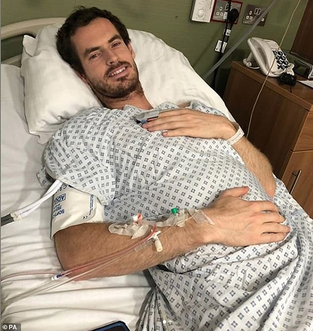 Pazartesi Londra'da kalça yüzeyi değiştirme ameliyatı olan tenisçi, kolunda serumuyla ve gayet masum 'hastane paylaşımını' yaptı.