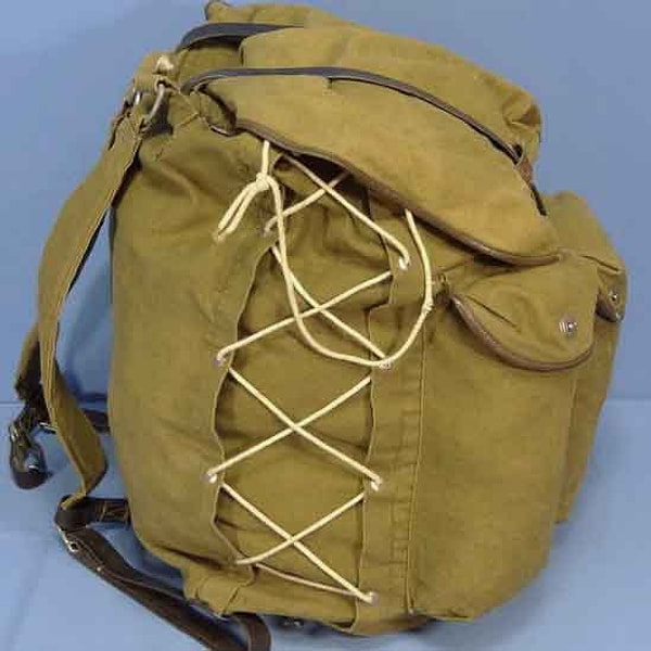 2. Как назывался небольшой брезентовый туристический рюкзак?