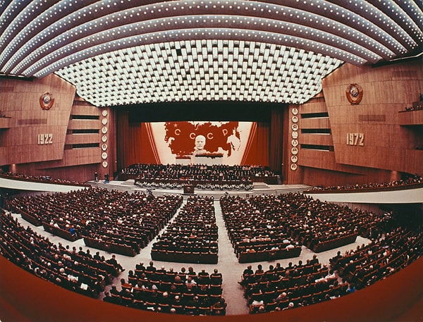 8. Что обещали дать каждой советской семье к 2000 году руководители КПСС?