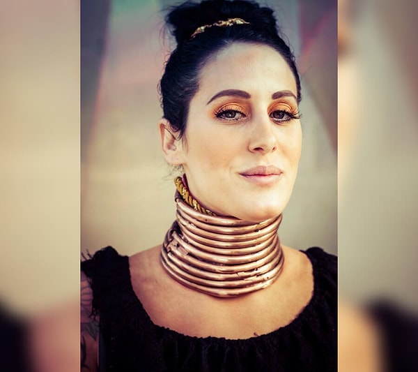 5. Трансформация заняла целых 5 лет, и девушке удалось нацепить на себя 15 колец.