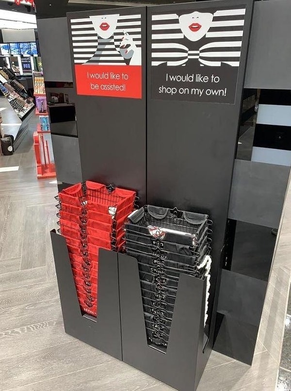 8. Красная корзина для тех, кому нужна помощь консультанта, а серая - для тех, кому нет