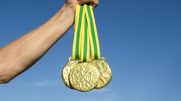 12. Кто выиграл больше всего золотых медалей на Олимпиаде?