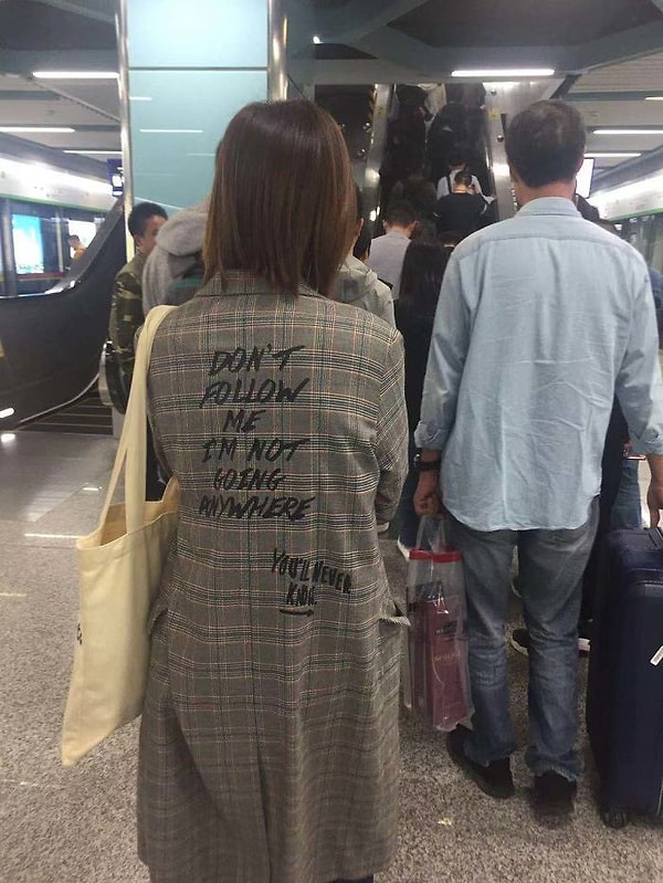 27. Вот это интрига: «Не следуй за мной, я никуда не иду. Но ты этого так и не узнаешь».