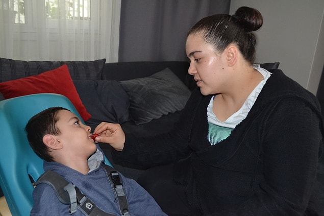 Merve Betül Akay ise, 7 aylıkken epilepsi teşhisi koyulan zihinsel ve bedensel engelli oğlu Miraç için evde yapmış oldukları yemekleri satışa çıkararak çocuklarının sağlığı için verdikleri yaşam mücadelesine devam ediyorlar.