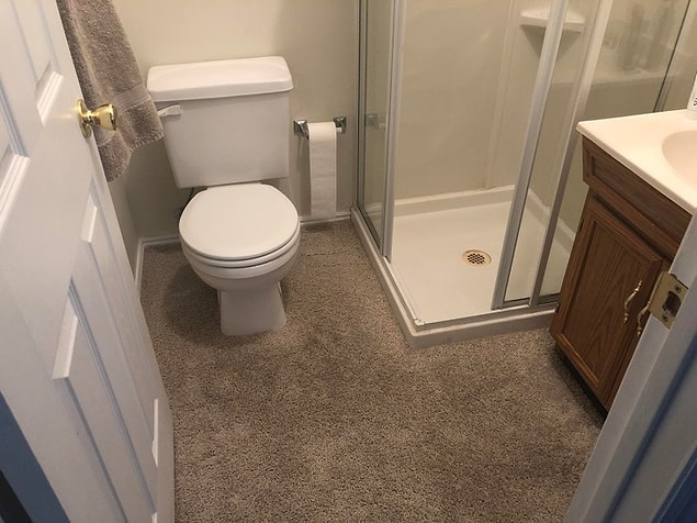 18. Halı kaplı banyo...