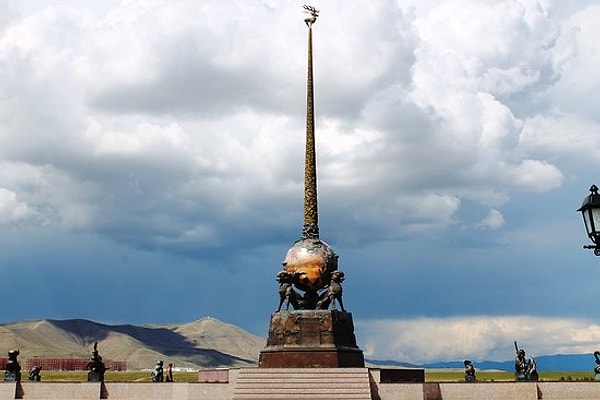 8. В какой российской республике расположен географический центр Азии?