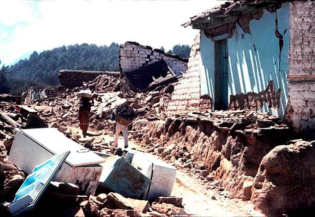 1976: Guatemala ve Honduras'taki 7,5 şiddetindeki depremde 22.778 kişi öldü.