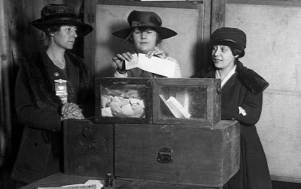 1971: İsviçre'de kadınlara seçme hakkı verildi.