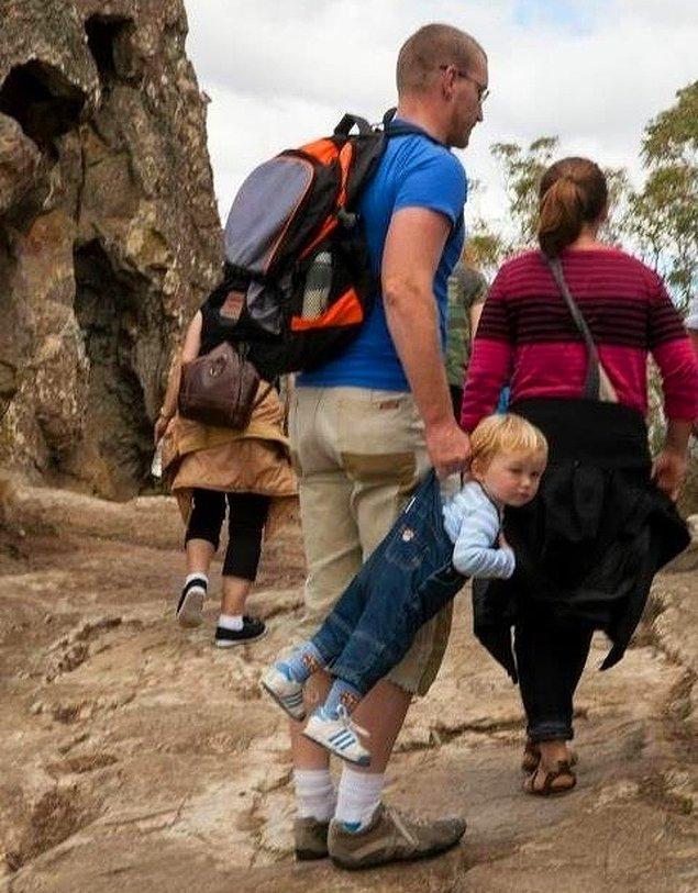 2. Çocuğunu dağ bayır demeden taşıyan baba: