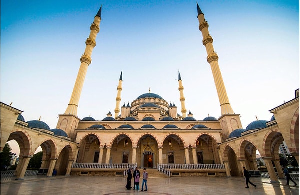 2. На этот раз перед нами большая мечеть. Есть ли такая в России?