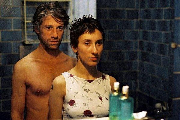 1. Duvara Karşı filminde Fatih Akın'ın 54. Berlin Film Festivali'nde Altın Ayı Ödülü alan filminde Almanya'da yaşayan 40'lı yaşlarındaki Cahit ile genç Sibel'in hikayesine tanık oluruz.