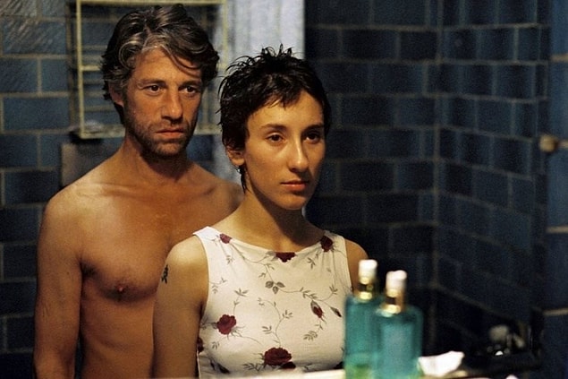 1. Duvara Karşı filminde Fatih Akın'ın 54. Berlin Film Festivali'nde Altın Ayı Ödülü alan filminde Almanya'da yaşayan 40'lı yaşlarındaki Cahit ile genç Sibel'in hikayesine tanık oluruz.