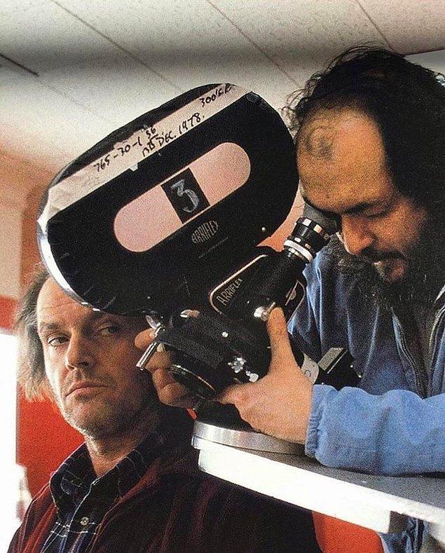 11. Stanley Kubrick "Cinnet" filminin setinde meşhur banyo sahnesini çekerken, 1980.