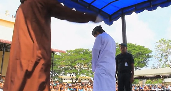 Sokakta Öpüşen İki Gence Halka Açık Alanda Kırbaç Cezası