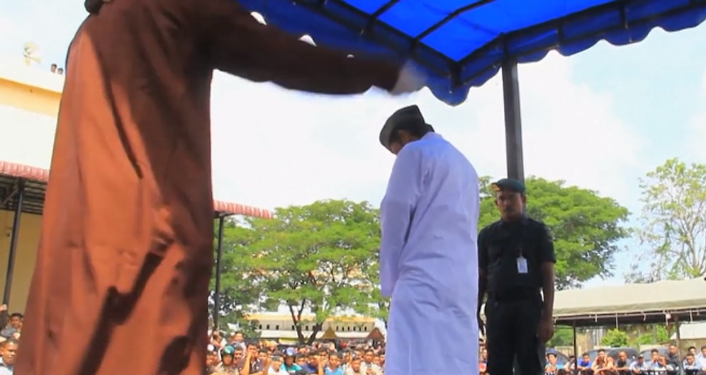 Sokakta Öpüşen İki Gence Halka Açık Alanda Kırbaç Cezası