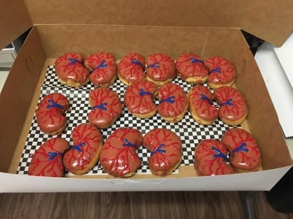 2. Пончики в больнице. Стали бы есть такие?