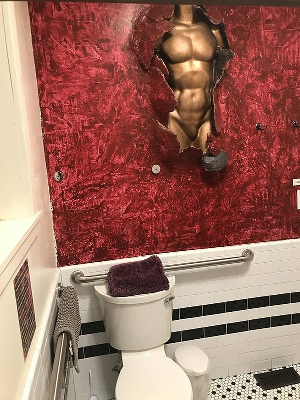 20. Без бронзового торса в туалете, конечно, никуда