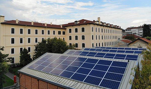 Okulun içindeki marangozhanenin çatısına kurulan ve 104 adet fotovoltaik panelden oluşan Güneş Enerjisi Santrali, yıllık elektrik tüketiminin yüzde 10 ila 12'sini karşılayacak.