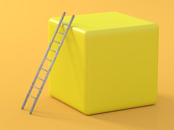 6. А как лестница расположена по отношению к кубу?