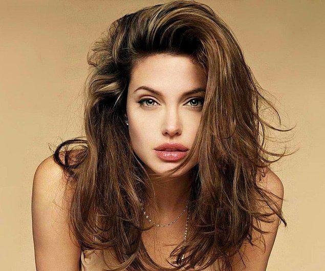 Kylie Jenner da dudaklarını yaptırmadan önce Angelina Jolie'nin fotoğraflarını paylaşıyordu.