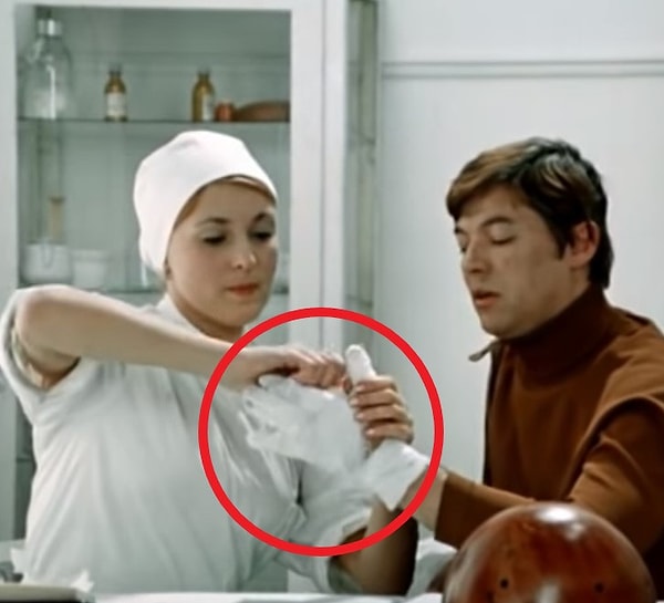 2. В «Большой перемене» у Ганжи забинтована то левая рука, то правая.