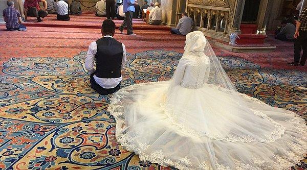 Kuveyt'te yapılan "en kısa evlilik" olarak tarihe geçen olayda damada birçok tepki yağarken, geline de destek devam ediyor.