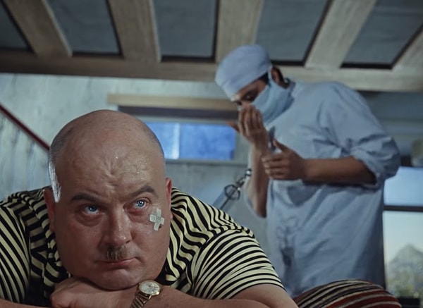 3. Когда Эдик в «Кавказской пленнице» пытается вытащить шприц из Бывалого, он плюет на руки… через марлевую маску. Выглядит это очень странно.